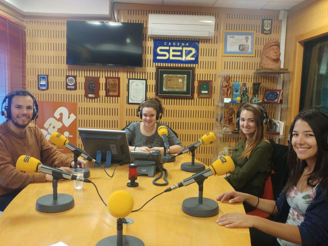 De izquierda a derecha: Boris, Laura, Marina y María Paula