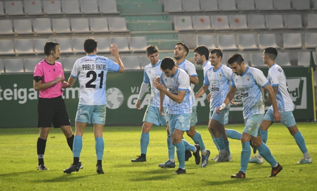 Los jugadores del Compos celebran el gol marcado por Pablo Antas en el partido de la primera vuelta en A Malata