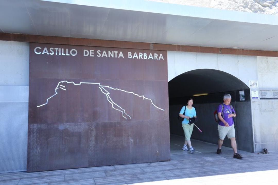 Imagen de archivo. Turistas a la salida del ascensor del Castillo de Santa Bárbara de Alicante