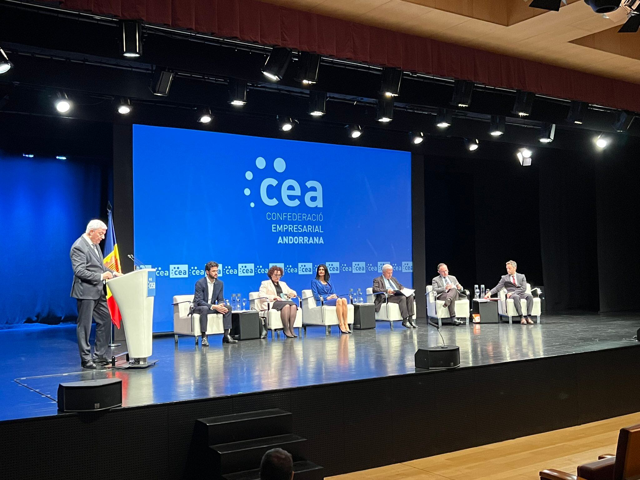 Inici del debat dels caps de llista nacionals organitzat per la CEA al Centre de congressos d'Andorra la Vella.