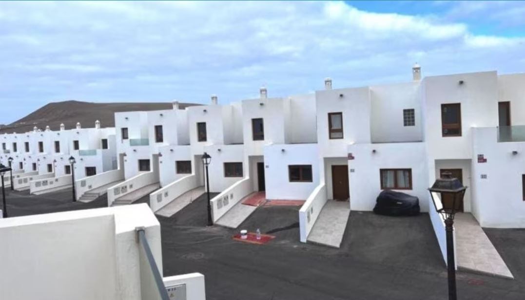 Urbanización en construcción en Playa Blanca, Lanzarote, que Yaiza ha propuesto al Gobierno de Canarias para su compra.