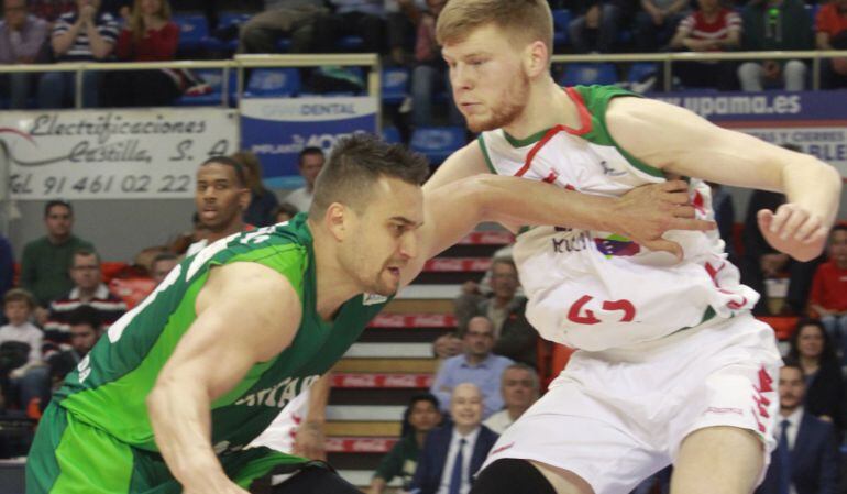 El jugador del Fuenlabrada Paunic lleva el balón ante Davis Bertans, del Laboral Kutxa, durante el último partido