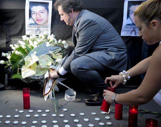 El llavors alcalde de Barcelona, Jordi Hereu, fa una ofrena floral en memòria de les víctimes de l'accident