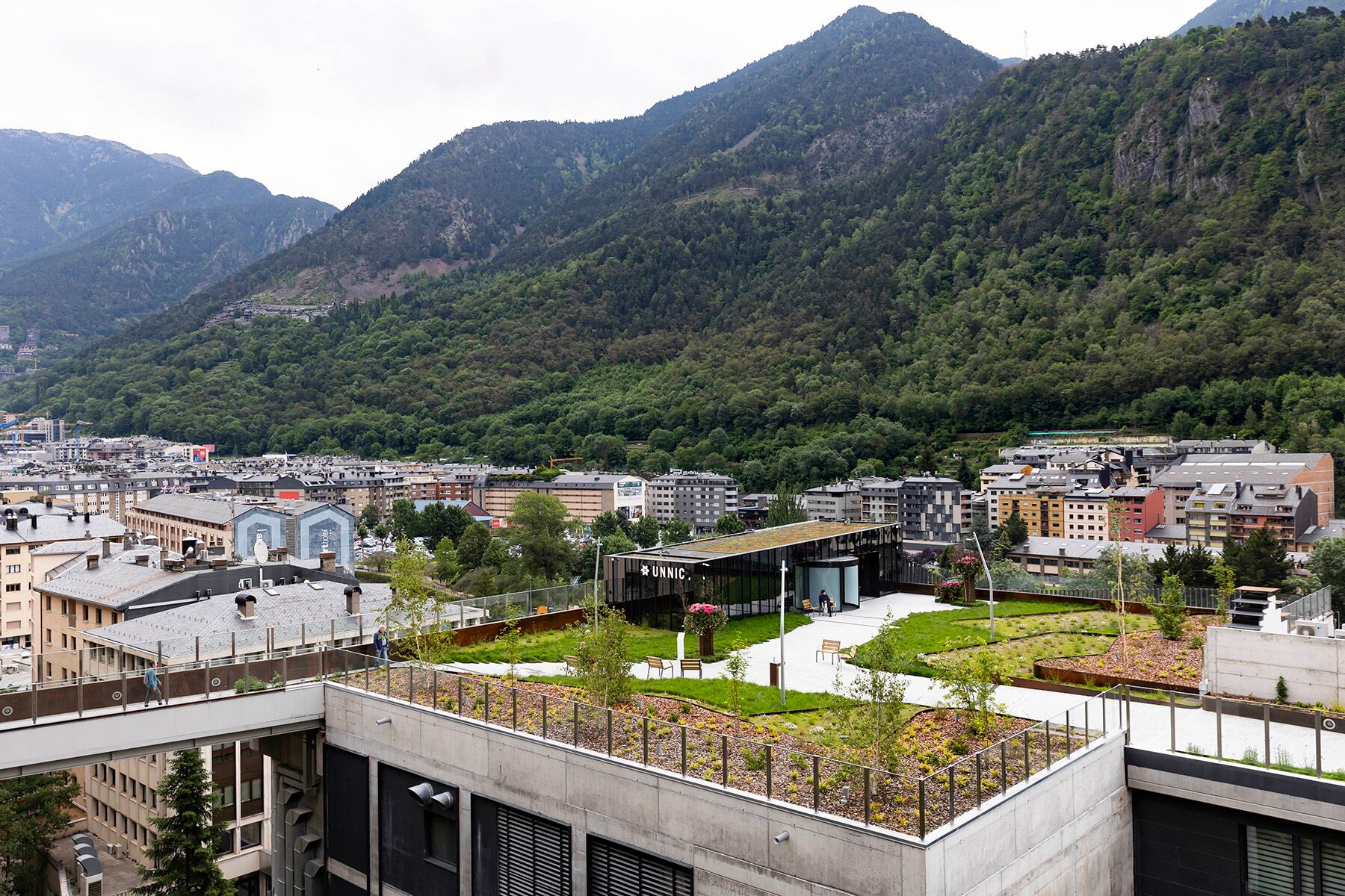 El nou espai verd a la coberta del centre integral d'oci Unnic.