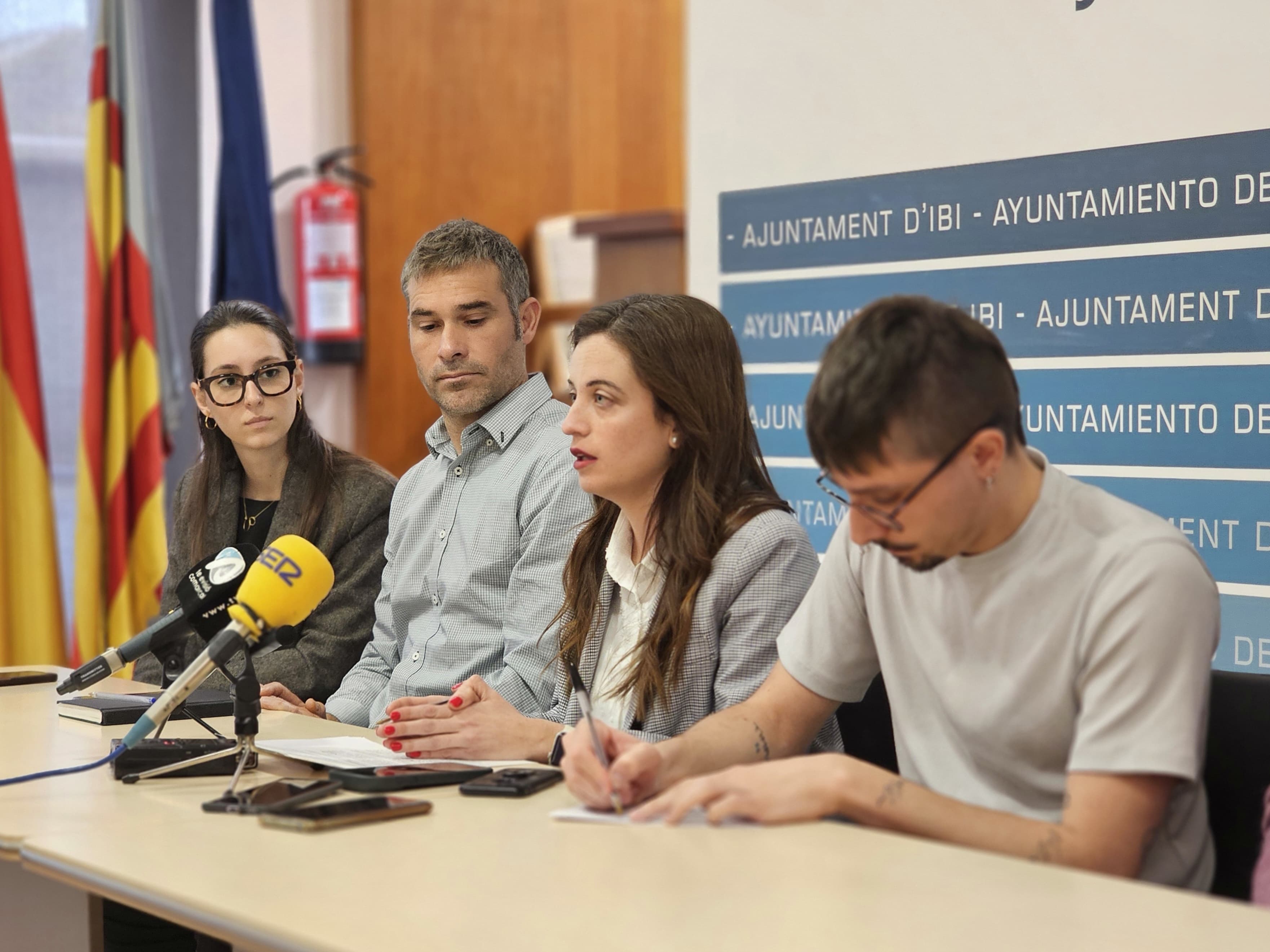 Aitana Gandía, portavoz de Som Ibi Compromís en la rueda de prensa sobre la ruptura del Pacte del Molí con el PSOE en Ibi