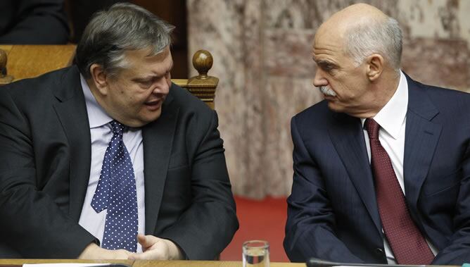 Papandreu y Venizelos, durante el debate obre la moción de confianza al Gobierno griego, en Atenas