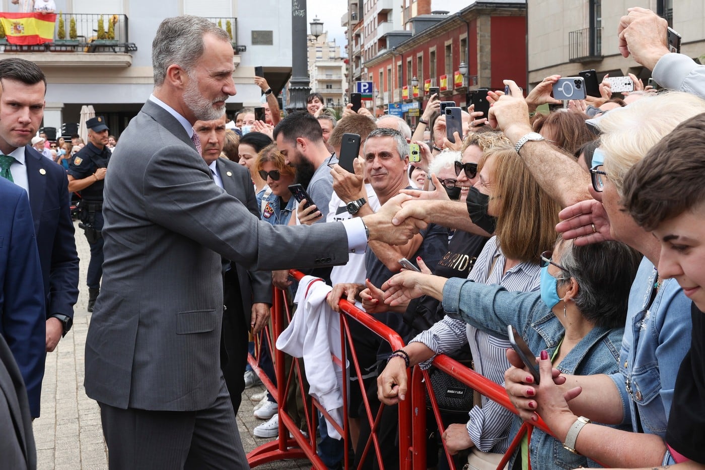 El rey saluda en la plaza del Ayuntamiento