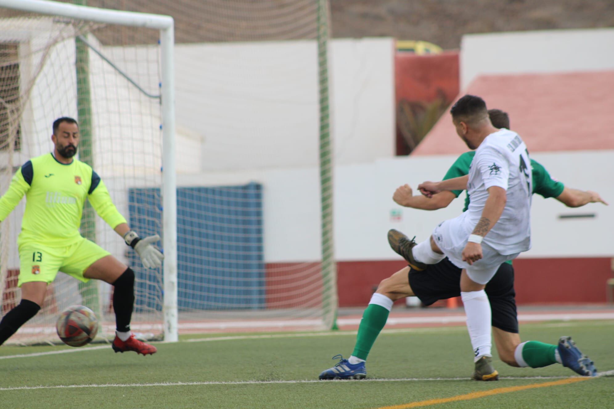 Disparo a puerta por parte del Unión Sur Yaiza.