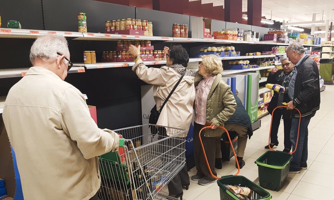 Varias personas comprando en un Mercadona.