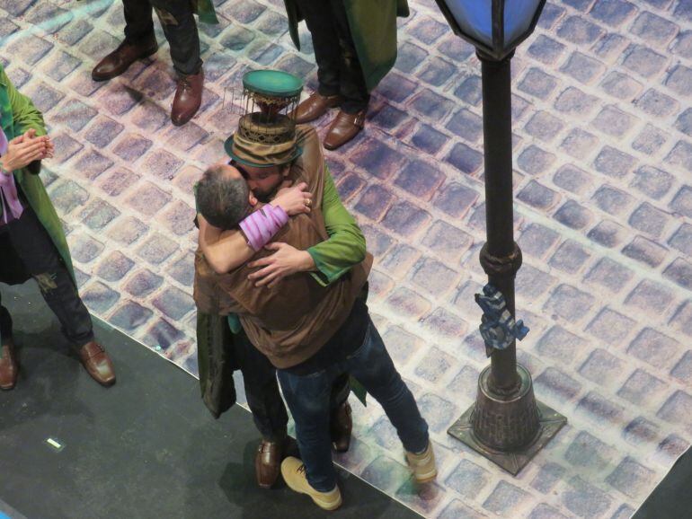 Carli y Edu Brihuega se abrazan tras el pasodoble dedicado a Carli por la comparsa Los vivelavida