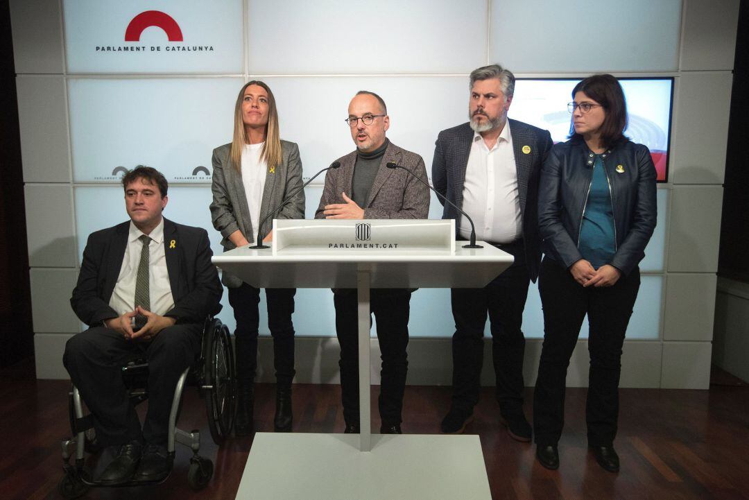 El portavoz de PdeCat en el Congreso, Carles Campuzano, junto a otros parlamentarios en rueda de prensa tras la reunión que han mantenido JxCat y PDeCat con miembros del Parlament, del Gobierno, del Congreso y del Senado.