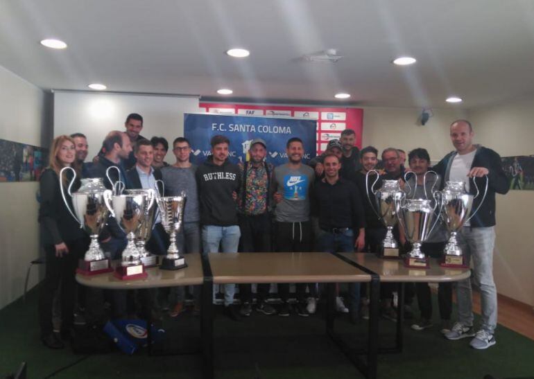 Imbernón, en el seu comiat amb components de la plantilla i el club.