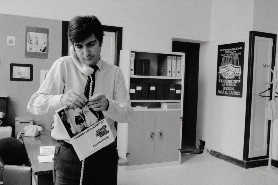 Ernest Lluch al seu despatx.