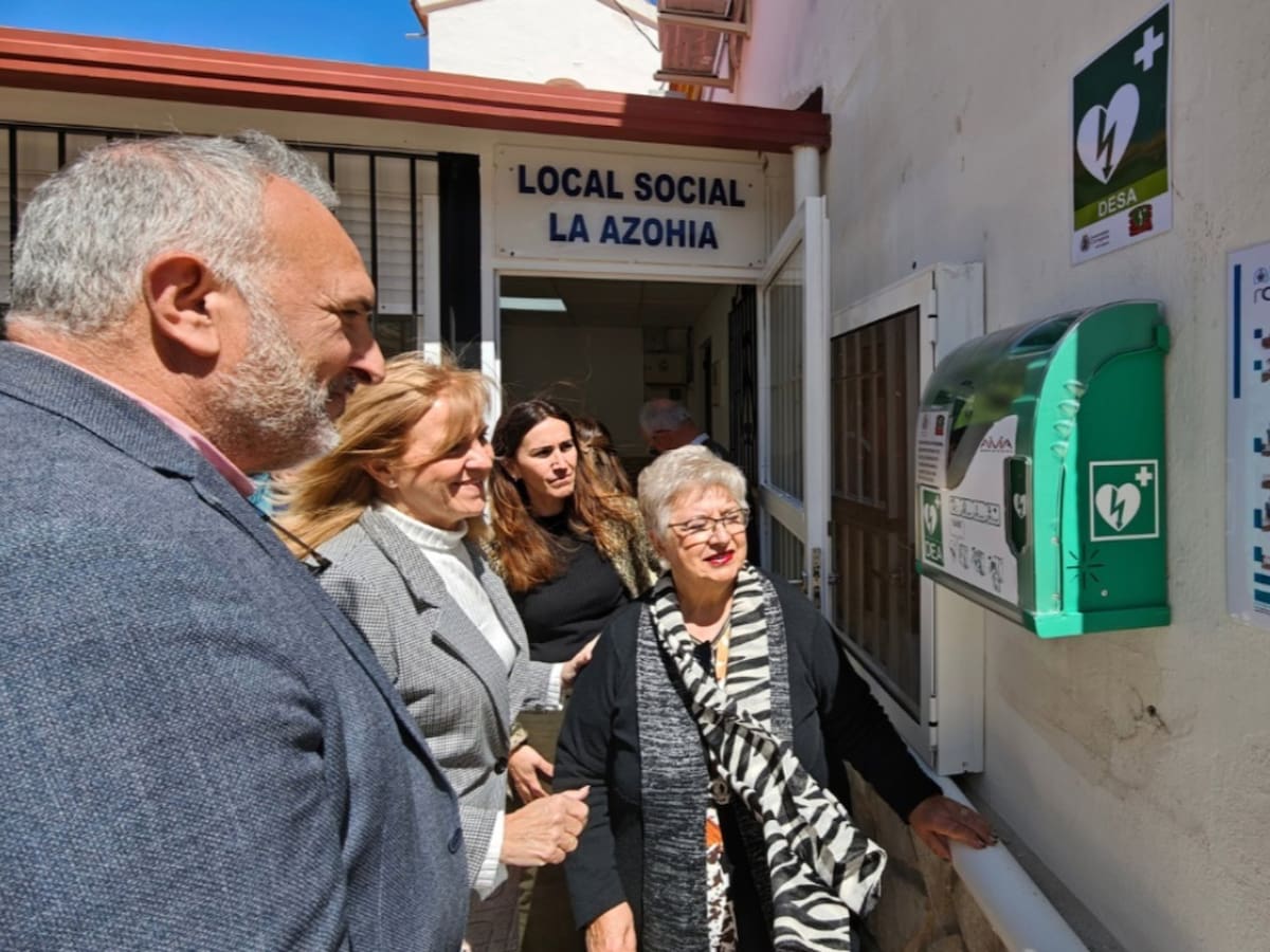 La Azohía refuerza su seguridad con la instalación de un nuevo desfibrilador en su local social