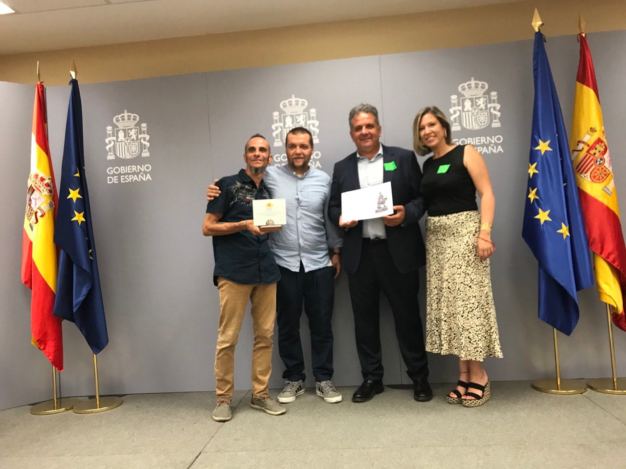 José Manuel del Cerro, Sergio García, Ramón Jurado y Nerea Ruiz-Roso posan con la certificación de &#039;Parla Ciudad Amiga de los Animales&#039;