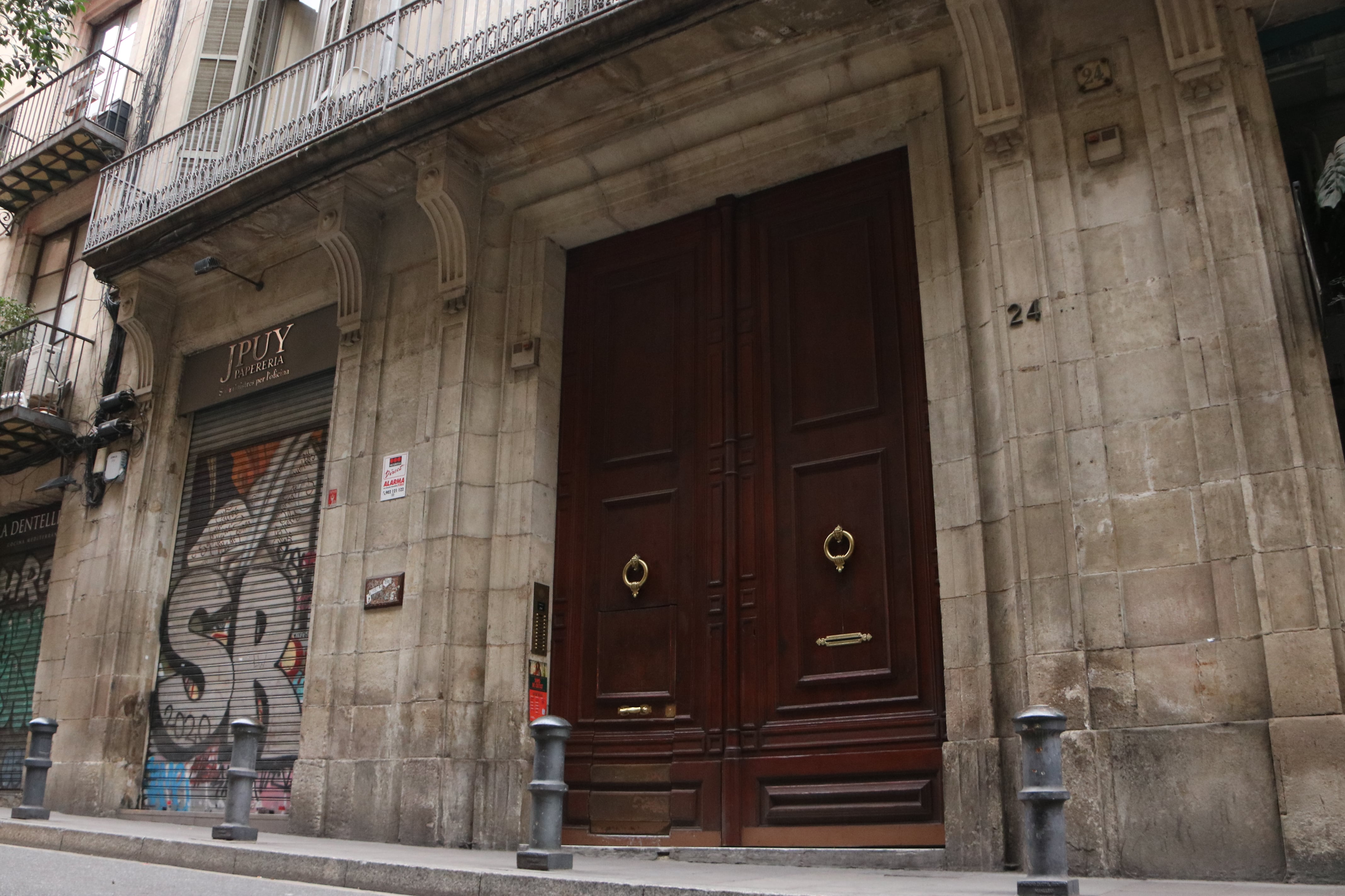 L&#039;edifici situat a Ciutat Vella que ha estat expedientat per oferir lloguer turístic il·legal en 14 dels seus pisos