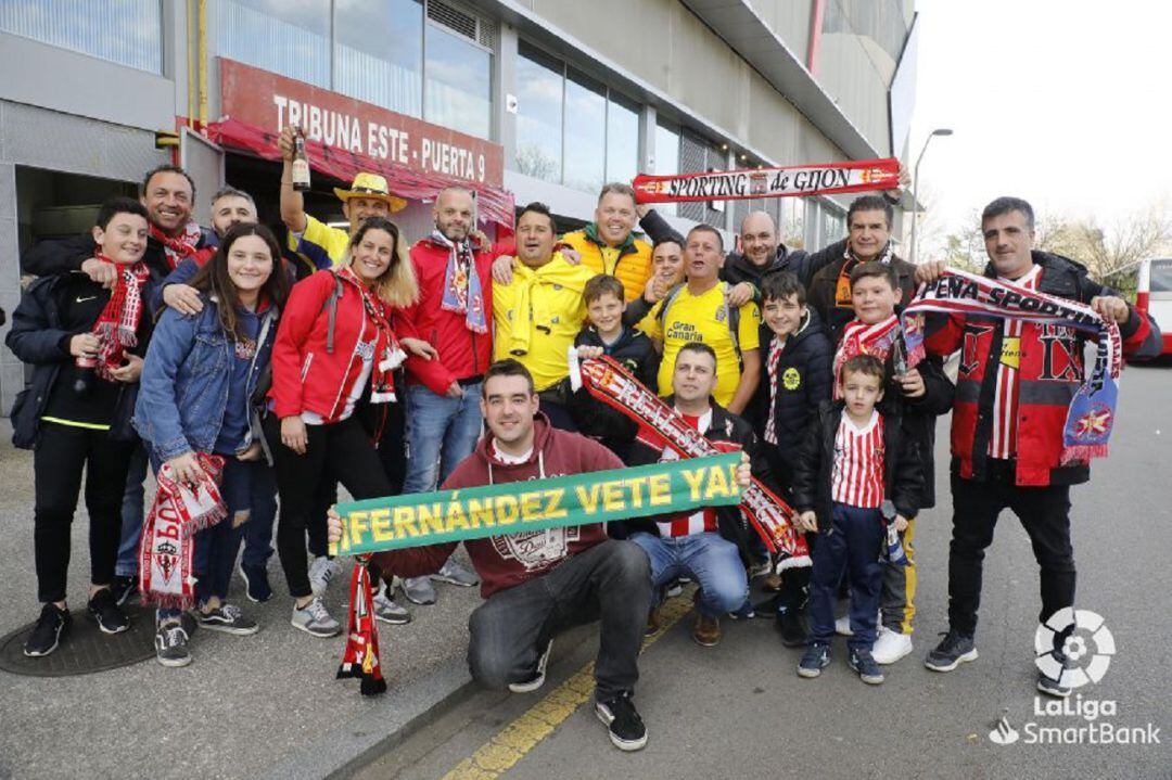 Aficionados del Sporting y Las Palmas en los exteriores de El Molinón antes del último partido previo a la pandemia