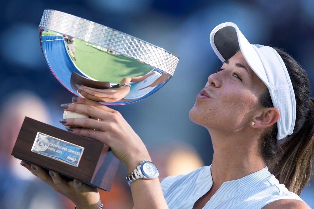 Garbiñe Muguruza posa con el trofeo de finalista tras ganar a Victoria Azarenka, este domingo, durante el Abierto de Tenis de Monterrey (México)