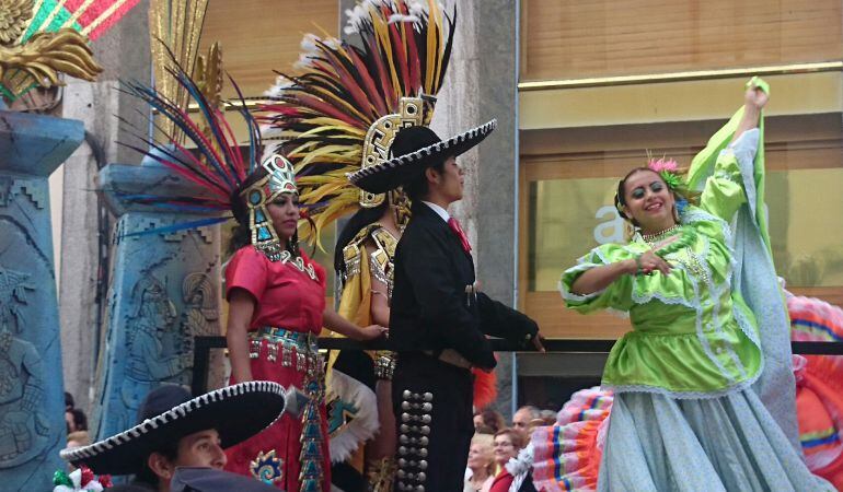 Detalle de la carroza de México en el Desfile del Día de América en Asturias 2016.