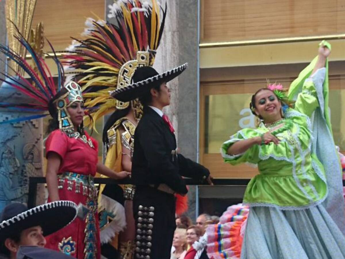 Oviedo disfruta de otro multitudinario Día de América en Asturias