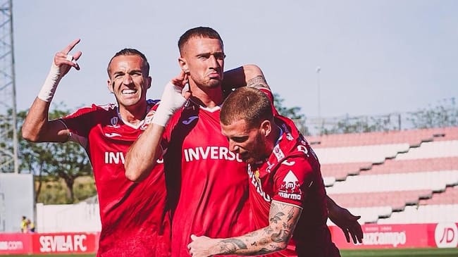 David Flakus Bosilj marca un gol contra el Sevilla Atlético, con la celebración de Pedro Benito (izquierda) y David Vicente (derecha)
