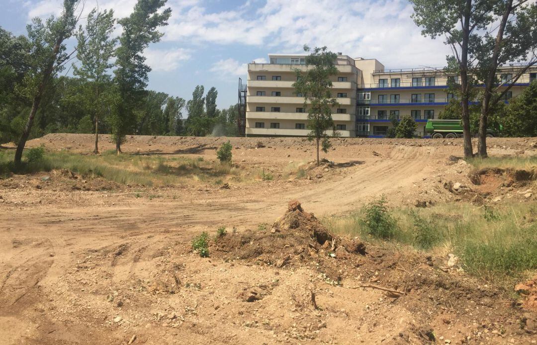 La intervención se está desarrollando en la margen derecha del río, junto al hospital Recoletas