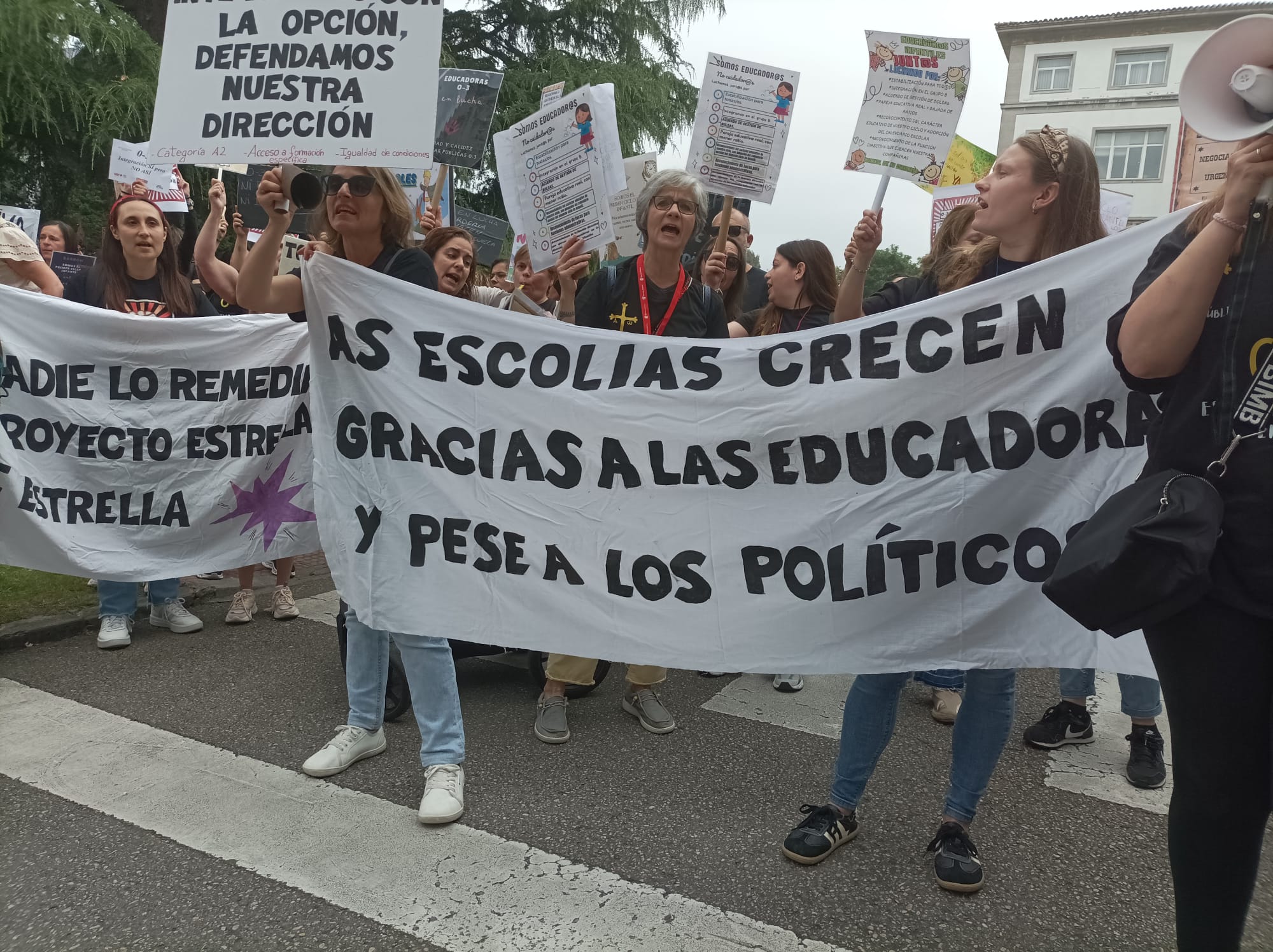 Momento de la concentración en la Plaza de España de Oviedo, ante la sede de la consejería de Educación