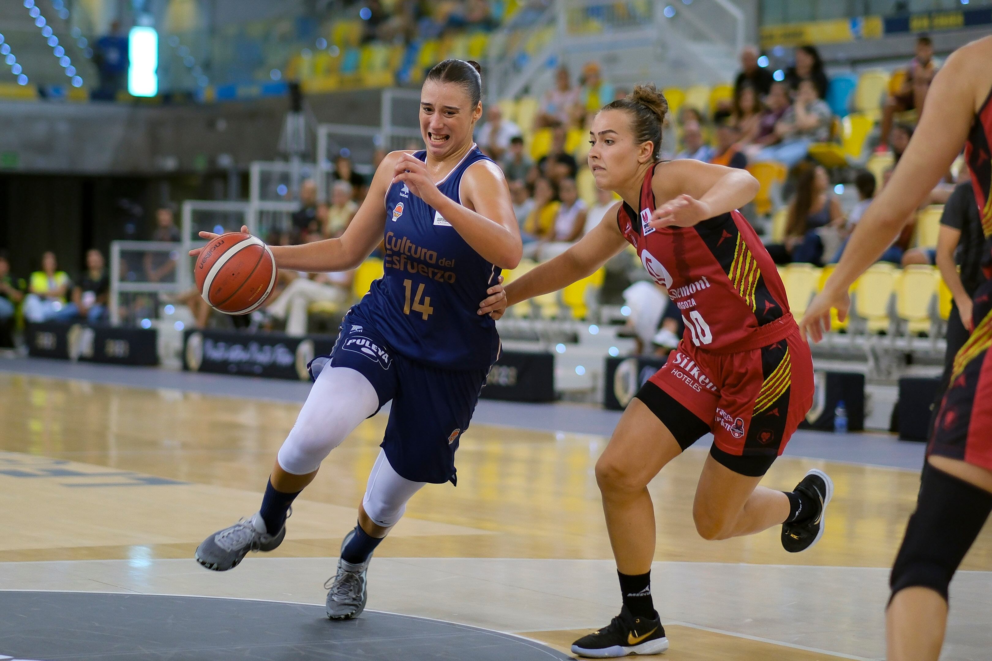 Aleksa Gulbe y Raquel Carrera, jugadores del Casademont Zaragoza y del Valencia Basket, durante la primera semifinal de la Supercopa femenina de baloncesto, que ambos equipo han disputado hoy en el Gran Canaria Arena. EFE/Ángel Medina G.