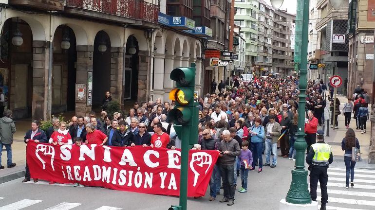 Manifestación de Sniace por las calles de Torrelavega.