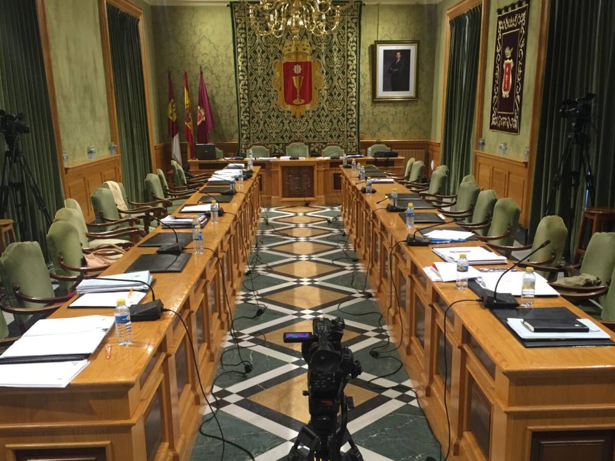 El Ayuntamiento mantiene los sueldos y aumenta el número de liberados