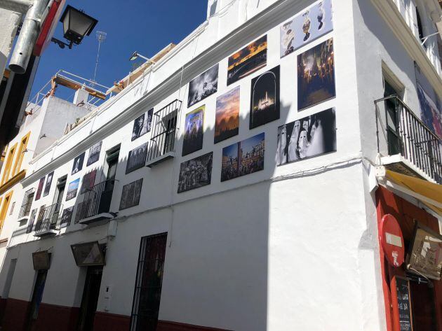 Fotografías de Manolo Agüera en la fachada de la Abacería de San Lorenzo