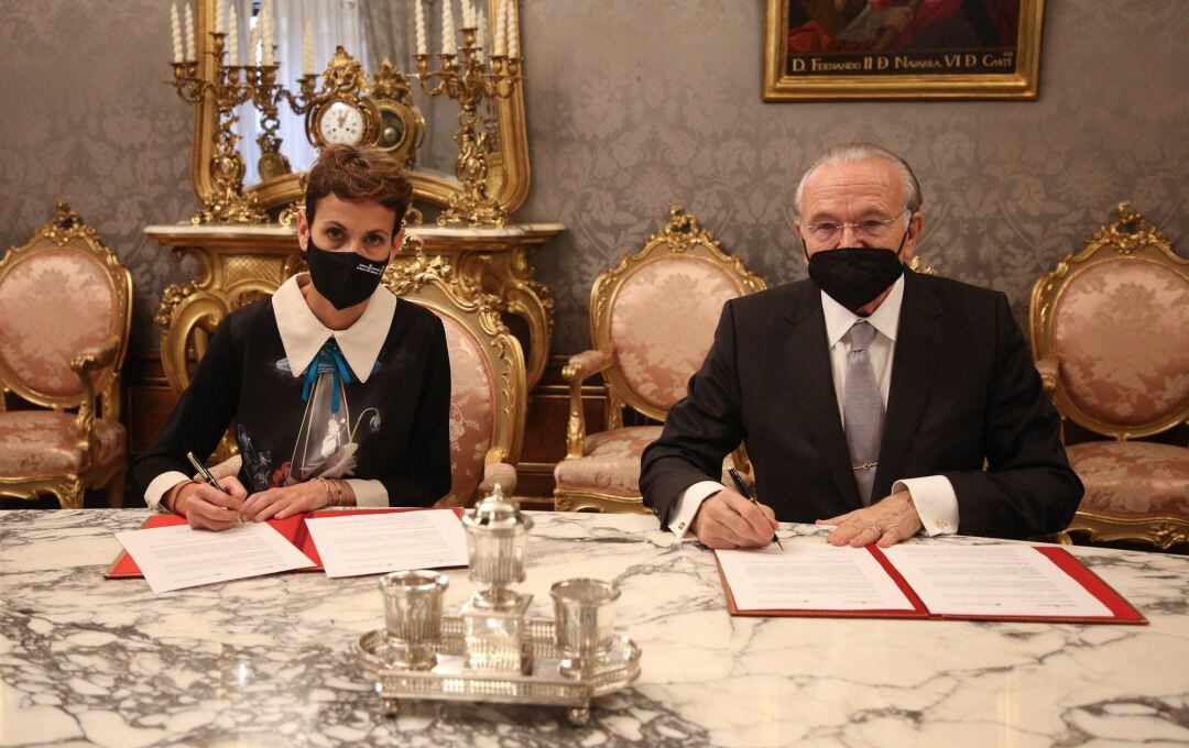 La presidenta de Navarra, María Chivite, y el presidente de la Fundación "La Caixa", Isidro Fainé, en la firma del convenio 