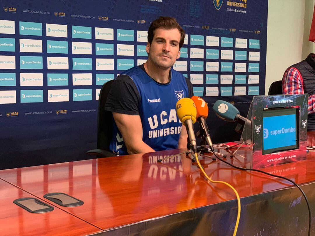 Tomás Bellas en la rueda del prensa del UCAM 