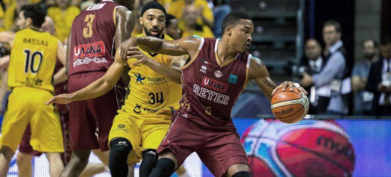 Tyrus Magee, del Umana Reyes Venezia, supera a Davin White, del Iberostar Tenerife, durante el segundo partido de la final a cuatro de la Liga de Campeones de baloncesto que se juega esta tarde en La Laguna.