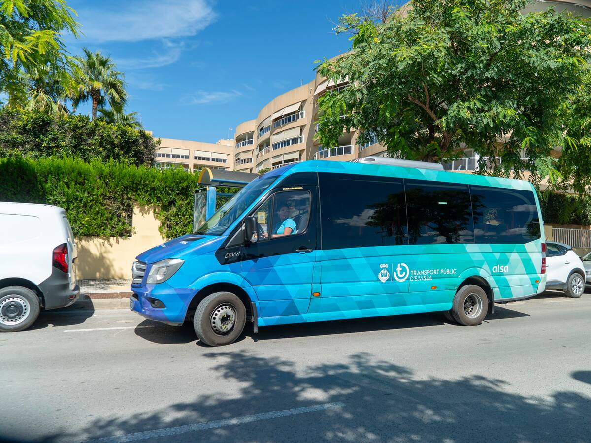 El autobús que ha conectado el centro de Ibiza con los parkings disuasorios en verano seguirá operando todo el año