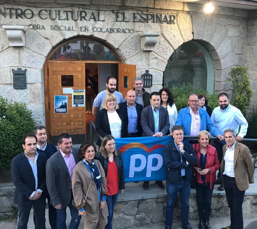 Foto de familia de la candidatura del Partido Popular en El Espinar acompañado por los cargos provinciales del partido