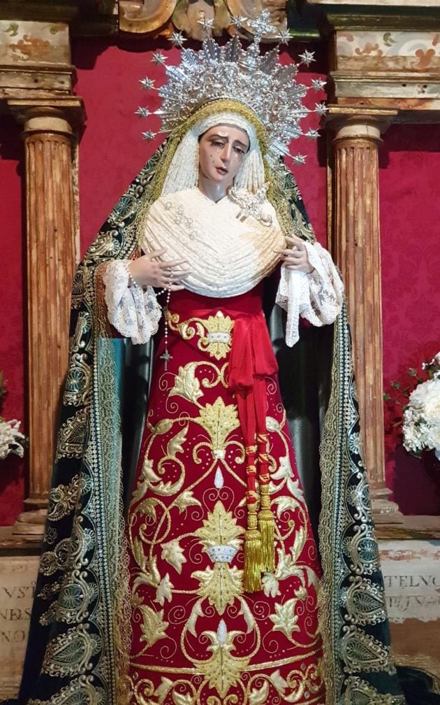 Virgen de la Salud luciendo ya el nuevo terno con el que saldrá en procesión la noche del Miércoles Santo