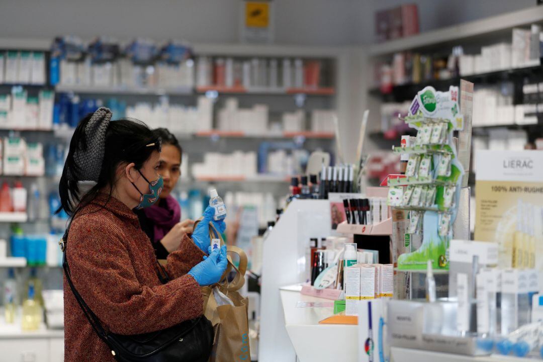 Mujeres en una farmacia en Milán.