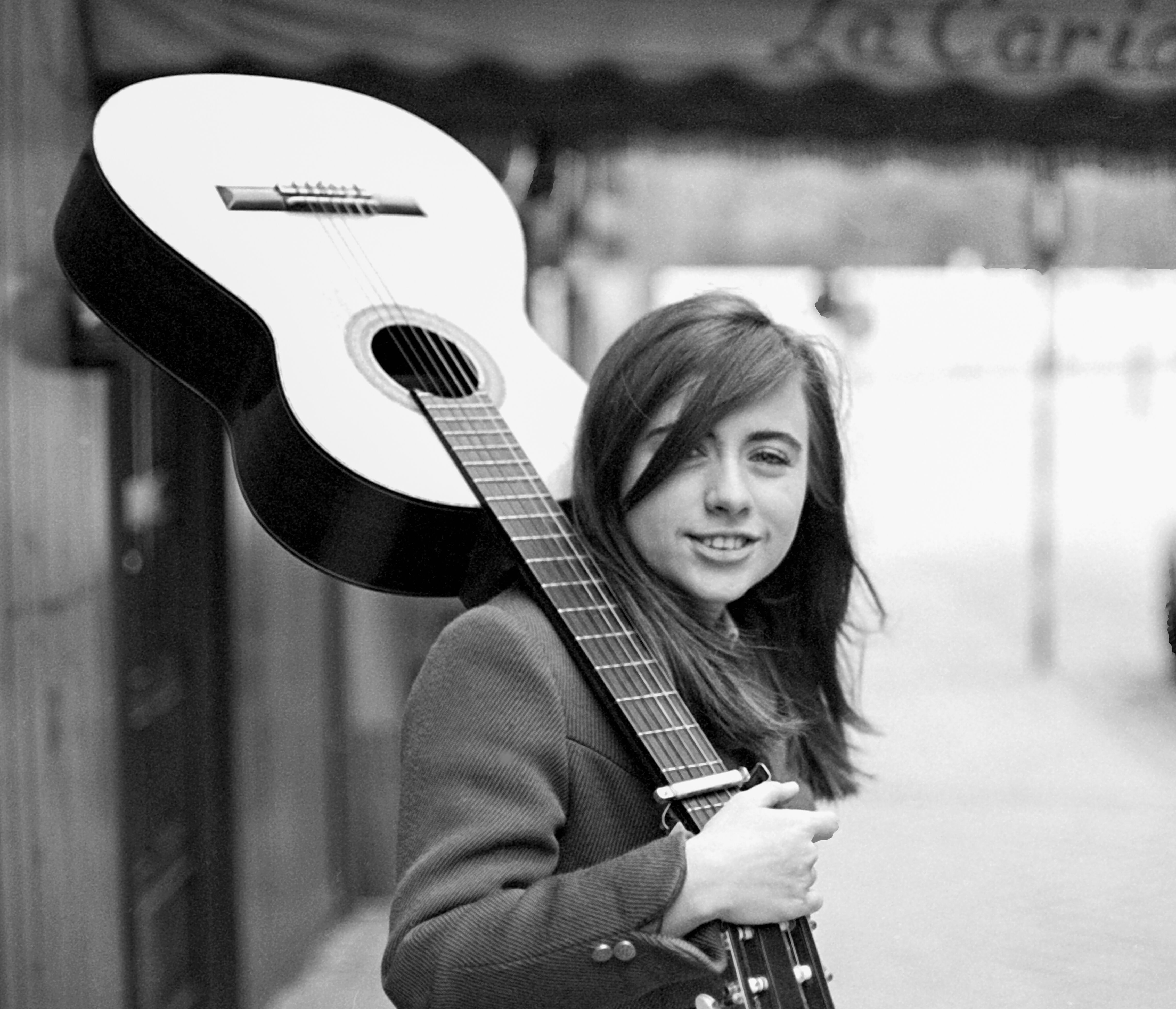 Mari Trini con su guitarra al hombro en 1966 (Madrid).