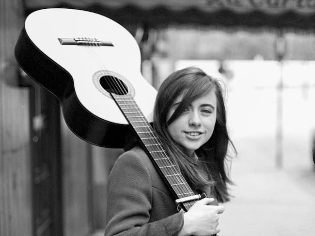 Mari Trini con su guitarra al hombro en 1966 (Madrid).
