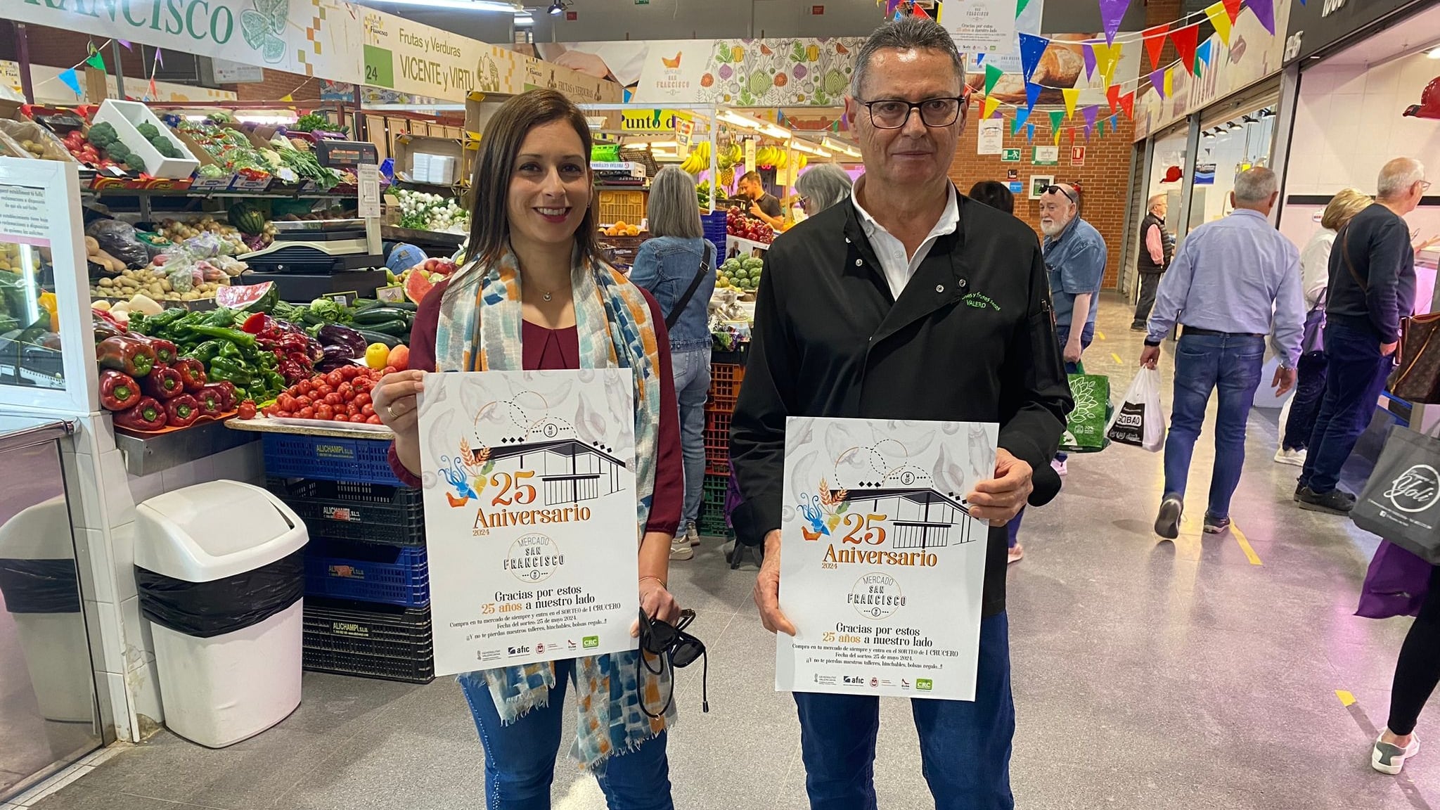 Silvia Ibáñez, concejala de Comercio y Mercados de Elda junto a Antonio Valero, presidente de la Asociación de Comerciantes del Mercado de San Francisco de Sales