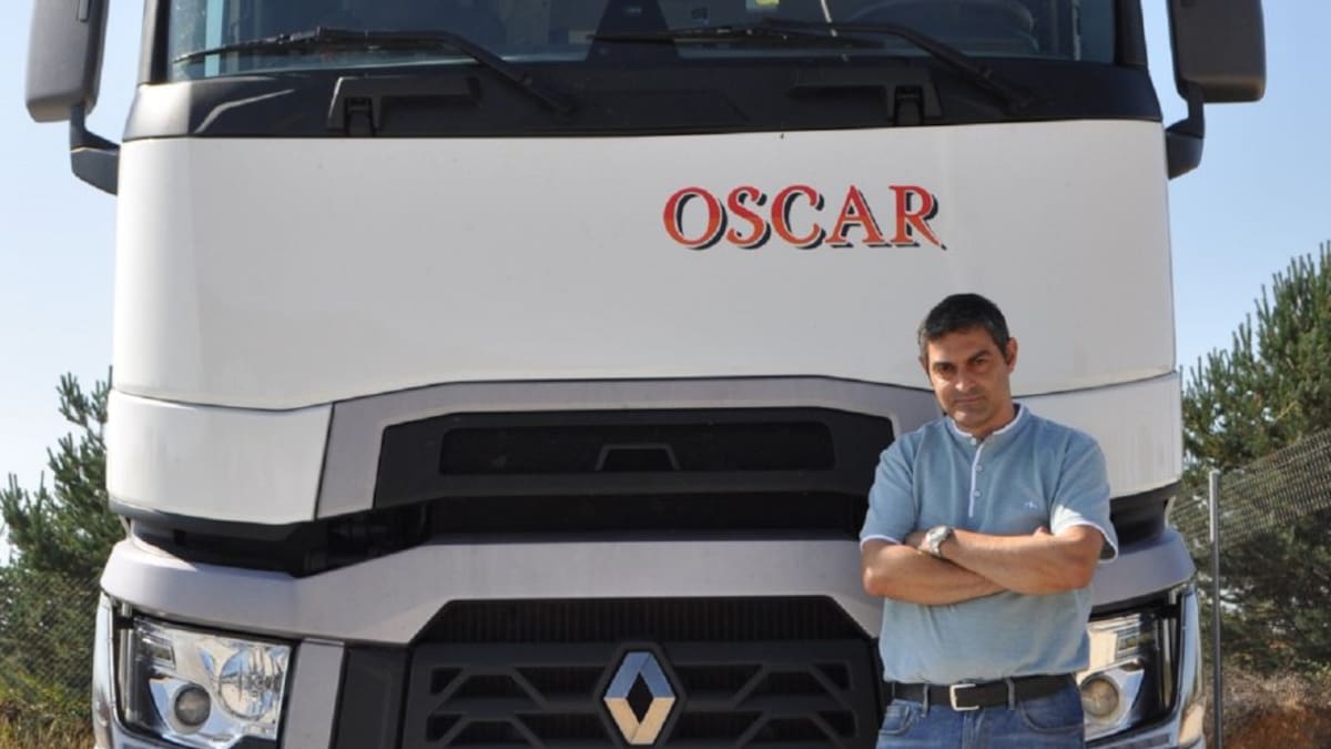 Óscar Baños: "Ser camionero es una profesión cada vez menos atrayente"