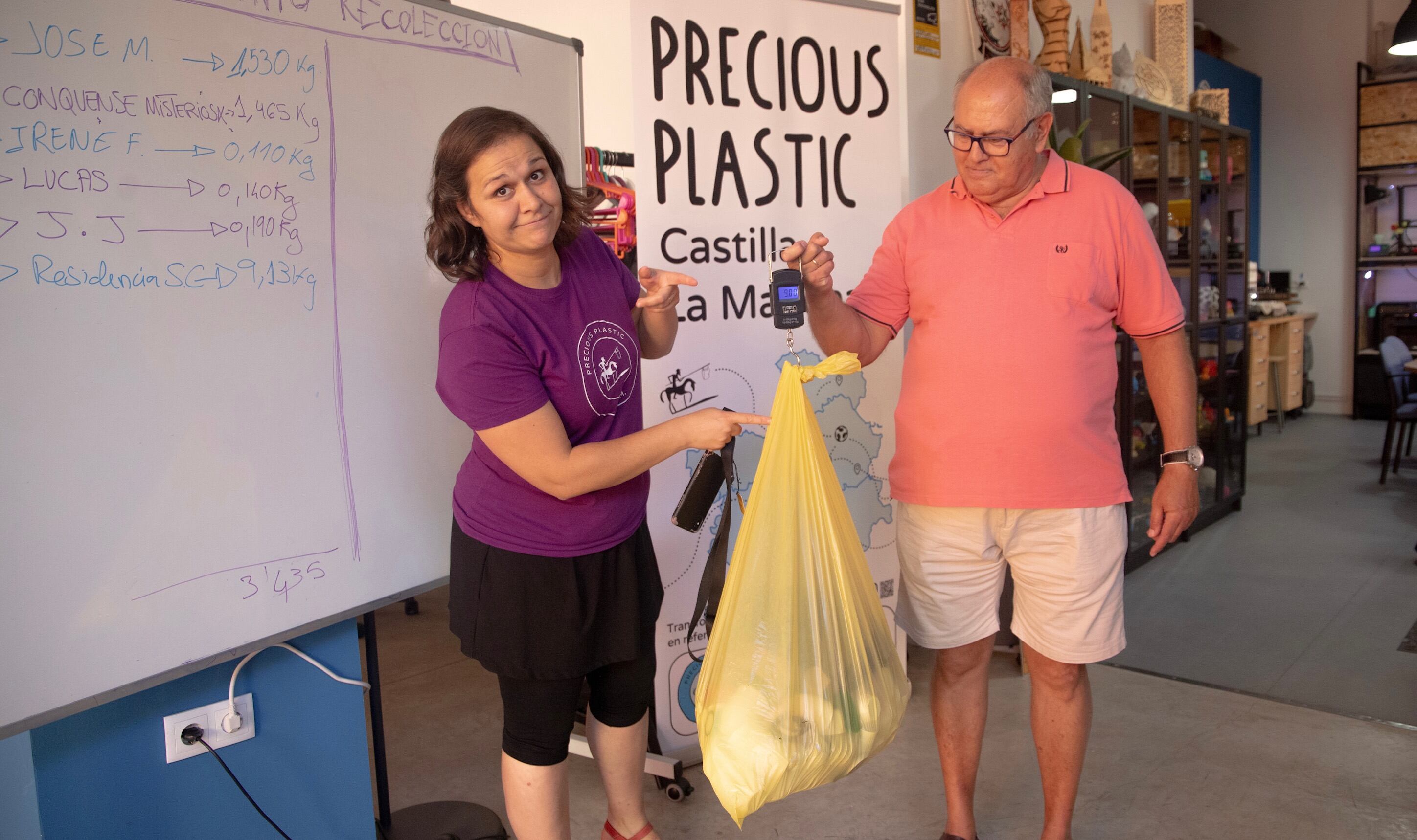 Delia Millán, directora de Fablab Cuenca, recibiendo una bolsa de tapones.