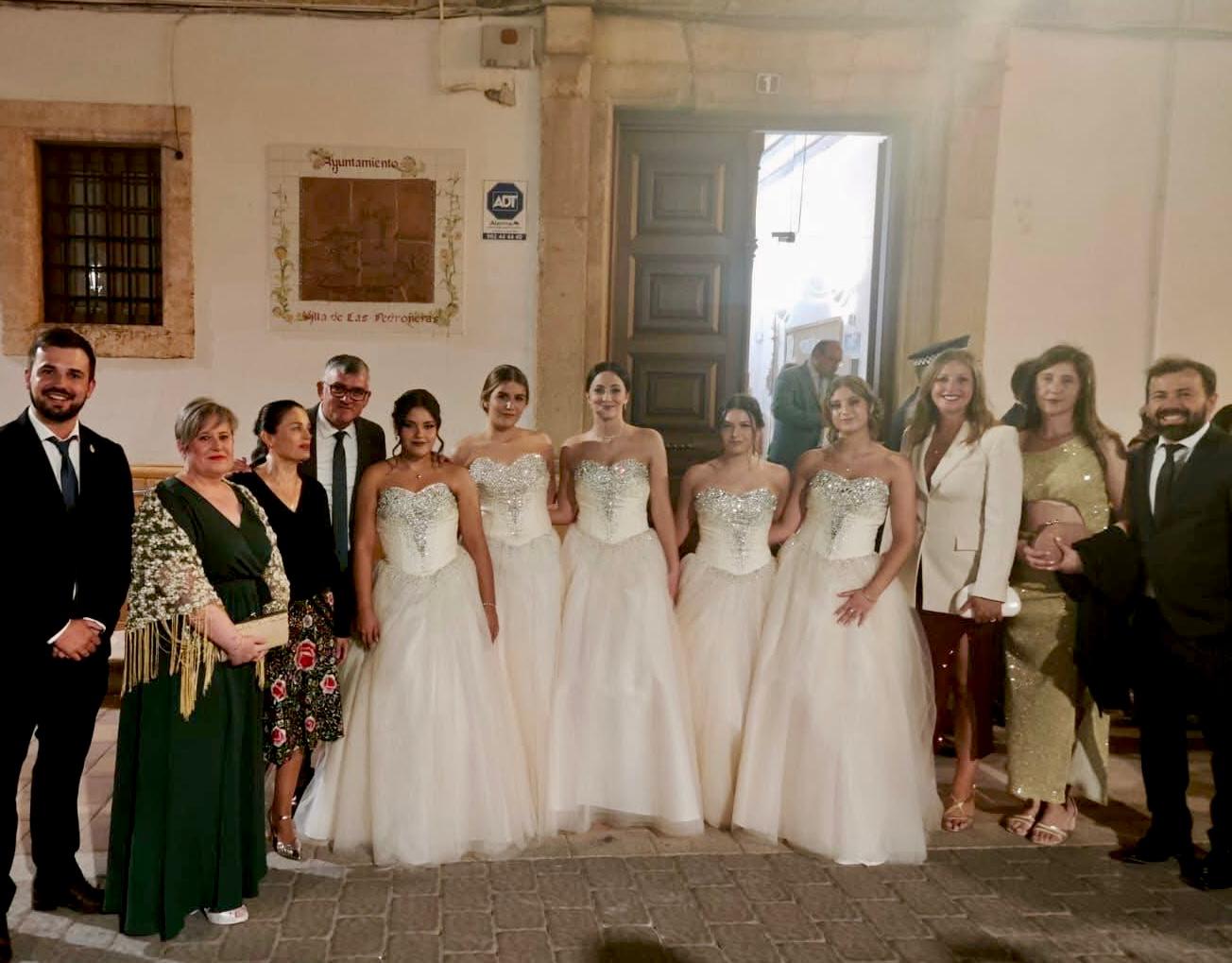 Representantes del PSOE con reina y damas de las fiestas de Las Pedroñeras