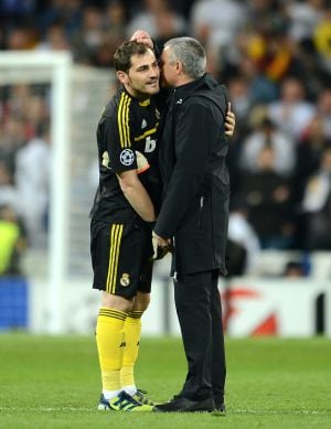 El abrazo entre Mourinho y Casillas.