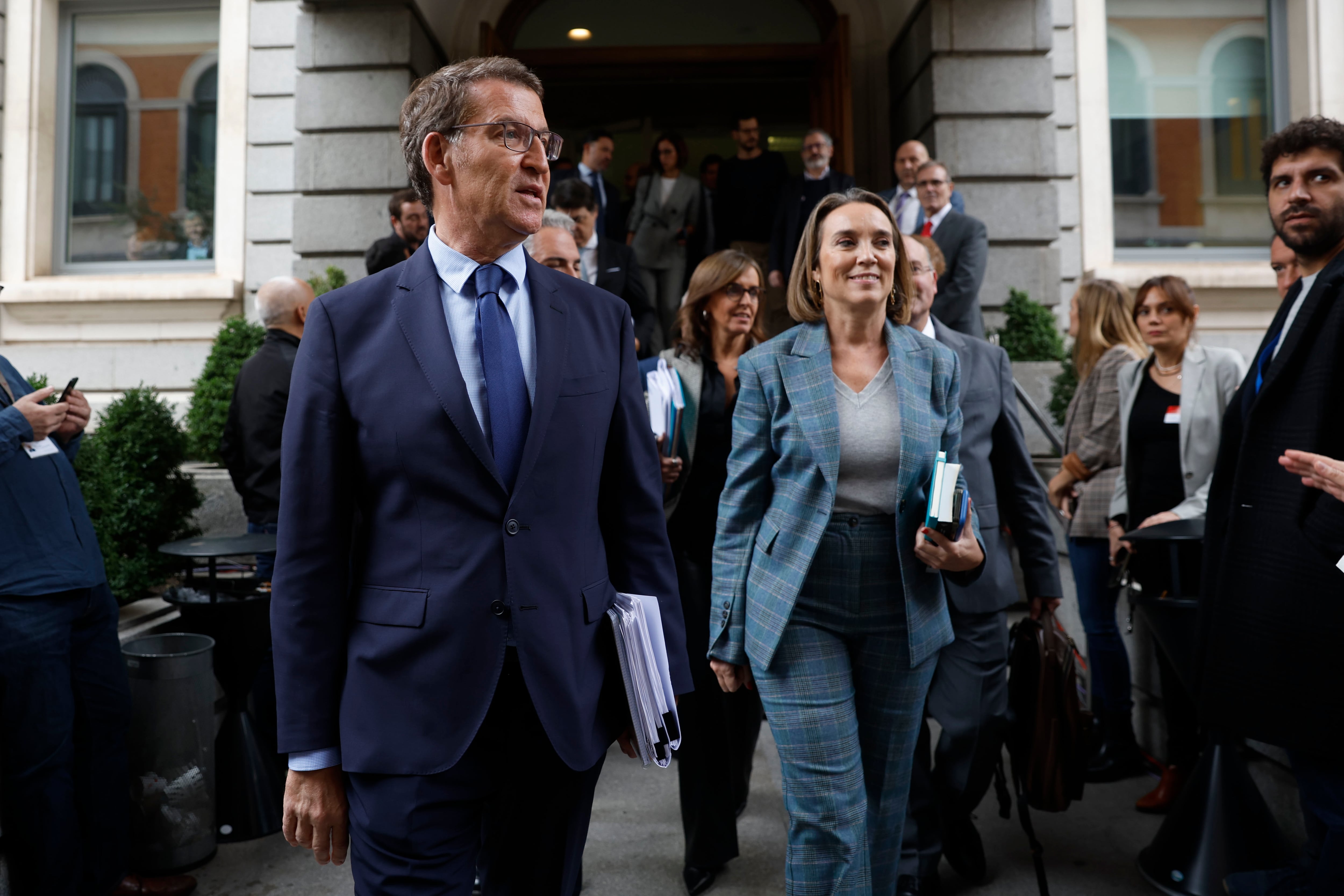 MADRID, 15/11/2023.- El líder del PP, Alberto Núñez Feijóo, acompañado por la portavoz en el Congreso, Cuca Gamarra (d) a su llegada a la Cámara Baja, donde se celebra el primer día del debate de investidura en el que del líder del PSOE y presidente del Gobierno en funciones Pedro Sánchez expone su nuevo programa de Gobierno y pide la confianza a la Cámara para revalidar su mandato en la Moncloa, este miércoles en Madrid. A su lado, Mikel Legarda EFE/ Mariscal
