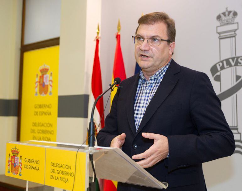 El delegado del Gobierno en La Rioja, Alberto Bretón, durante la rueda de prensa ofrecida en Logroño para informar de la expulsión del imán Alaa Mohamed Said por suponer una &quot;amenaza contra la Seguridad Nacional&quot;.