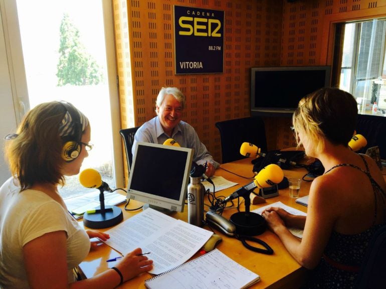 Carlos Zapatero en los estudios de Cadena Ser Vitoria