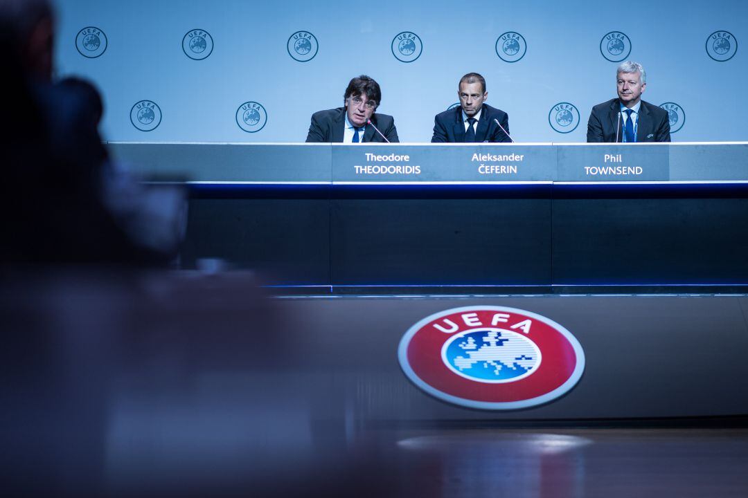 Theodore Theodoris, Aleksander Ceferin y Phil Townsed, durante una rueda de prensa. 