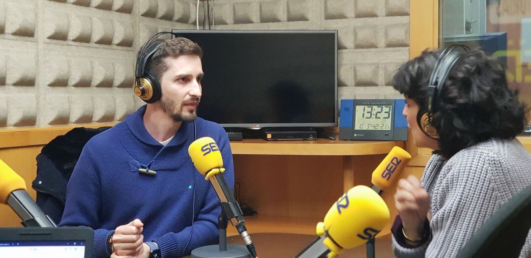 Daniel y Bea en los estudios de Radio Asturias